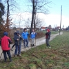 Fantje med nabiranjem lesa za loke in puščice