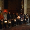 S prižganimi svečami so obkrožili oltarni del